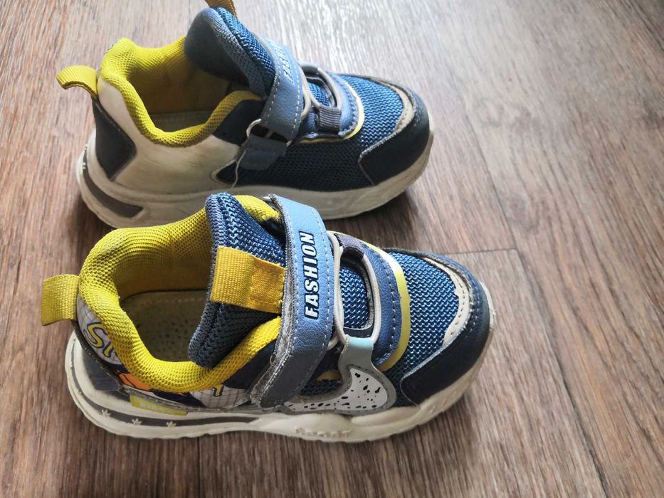 Детские кроссовки