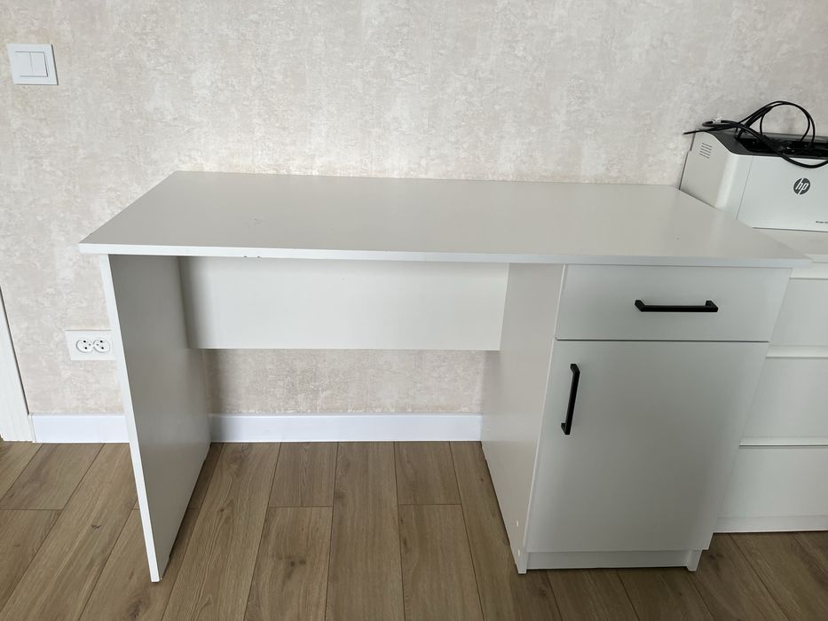 Продам школьный стол и комод