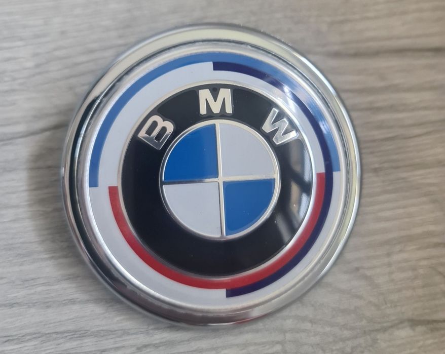 Emblema-Sigla-Logo-Stema-Neagra-Aniversara-Clasica-Alb-Albastru-Full-Black-Spate-Haion-Dedicata-Suport-Bmw-E70-E71-F15-F16-F25-F26