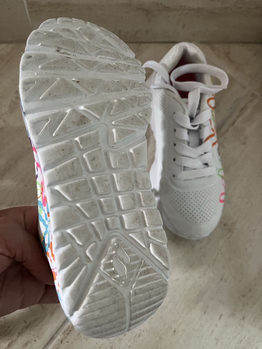 Sketchers numarul 27