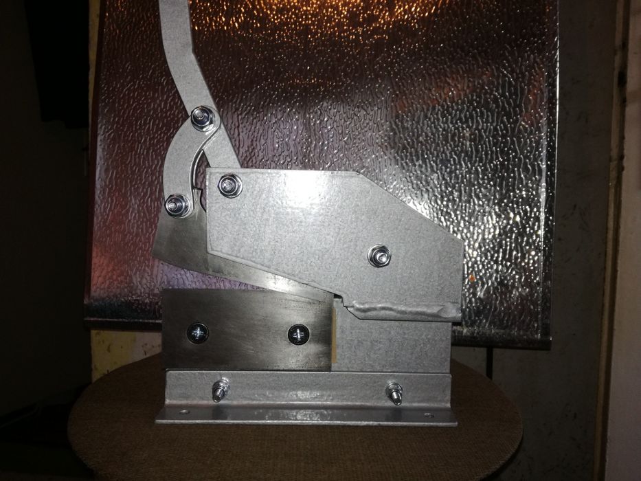 Гилотина-ножица за ламарина