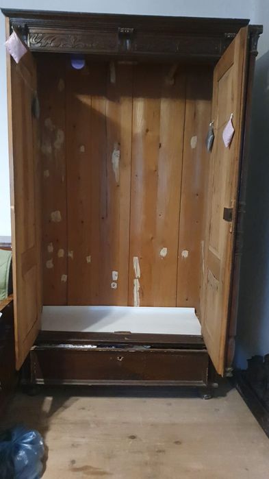 Dulap boieresc din lemn masiv – Sculptură manuală, stil Neorenaștere (aprox. 100 ani)