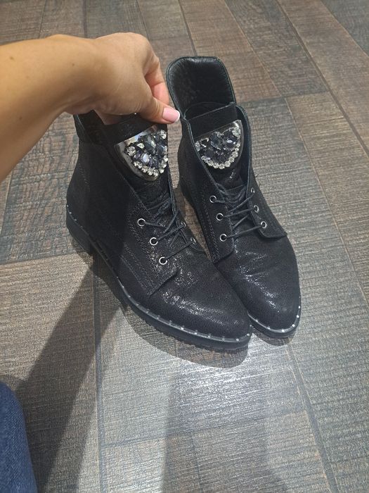 Черни кожени обувки Бианки с камъчета