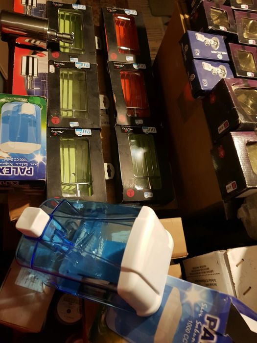 Dispenser dozator dezinfectant sau sapun sau accesorii baie