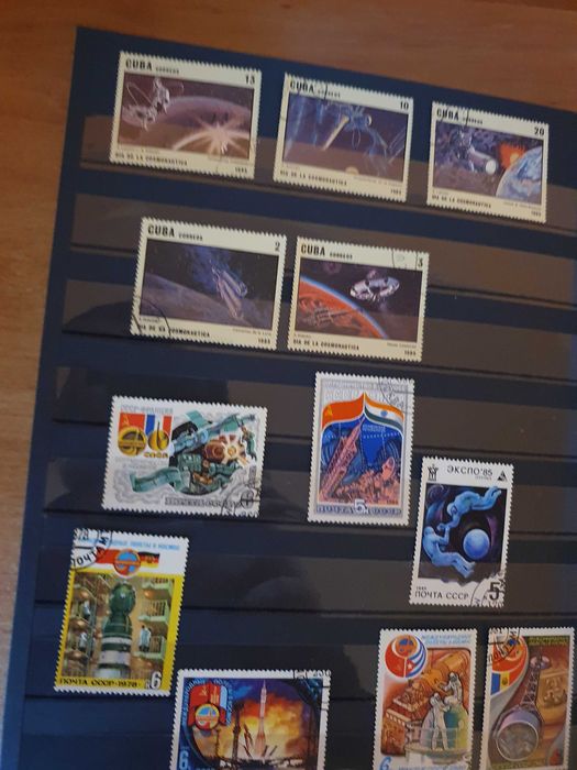 Clasor cu timbre străine și Românești vechi pentru colecționari.