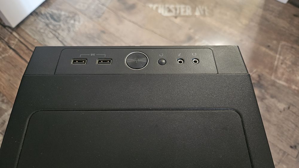 Мощен геймърски компютър R7 5800x/rx 6600/b550/512gb m2/16ram 3600mhz