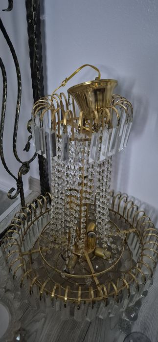 Lustre de vanzare