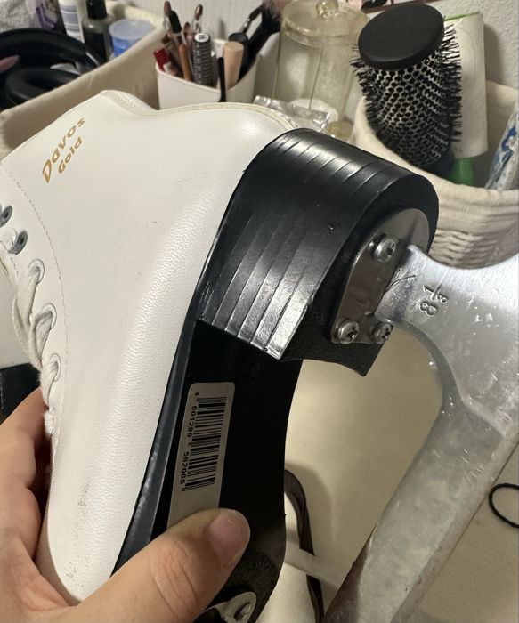 Продам детские фигурные коньки