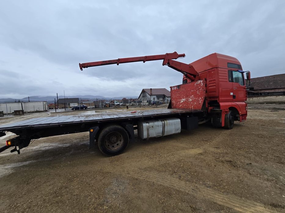 Man platforma trailer cu macara/hiab