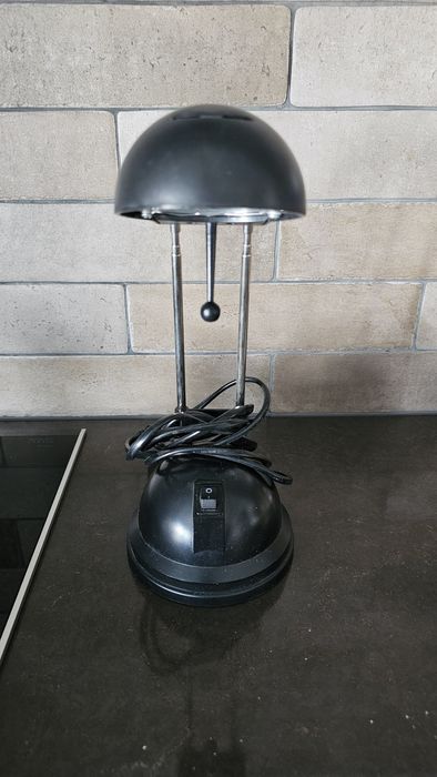 Нощна лампа с разтугателно рамо.