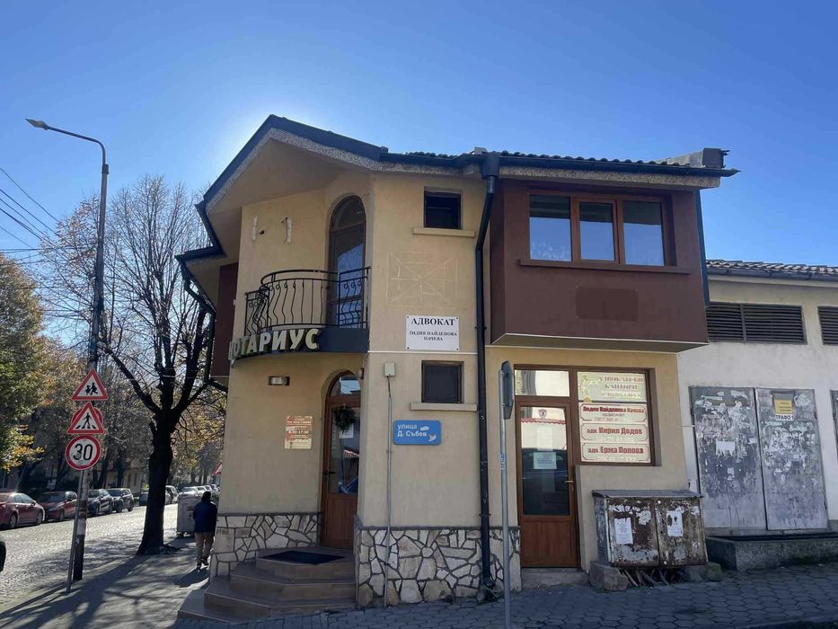 Продава се Офис в Карлово - 144 кв.м за 1020 €/кв.м - Снимка #1