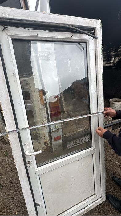 Пластиковая дверь б/у.