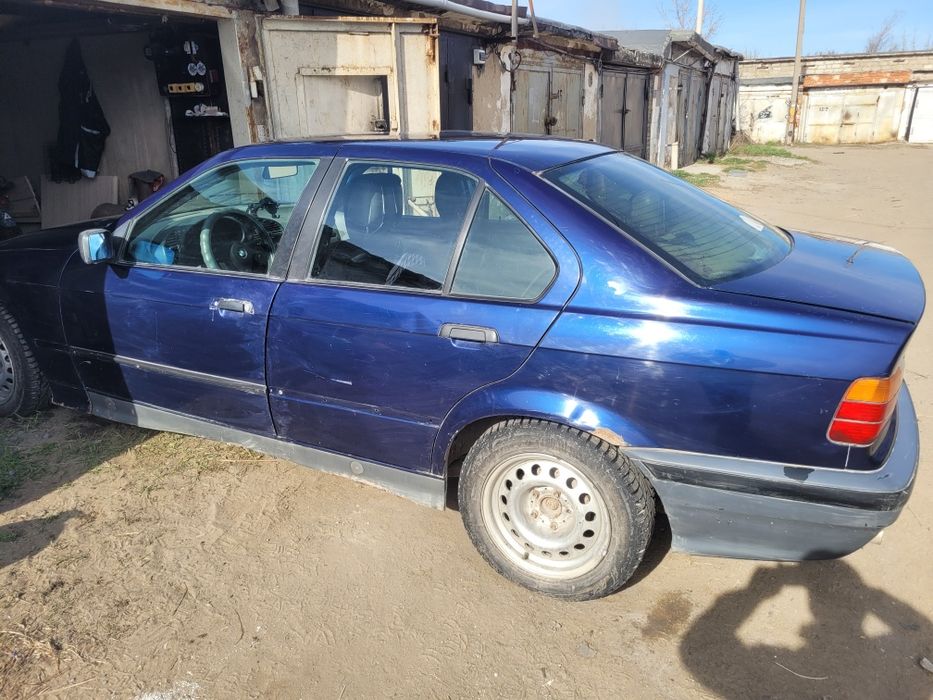 ПРОДАМ  БМВ  318і  1991г ВЫПУСКА.  НЕ  НАХОДУ. Прокладку надо менять.