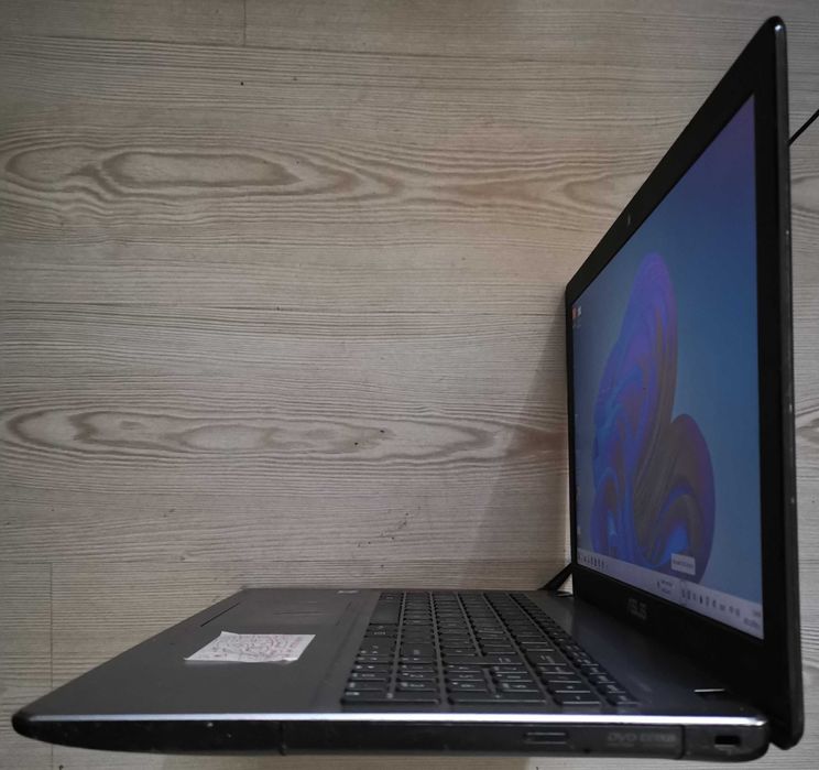 15.6" Лаптоп ASUS X550CA 4GB RAM 500GB HDD с проблем клавиатура и бат.
