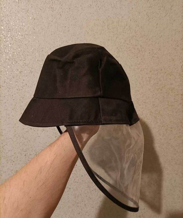 Pălărie cu liziera din plastic pentru zidărie.