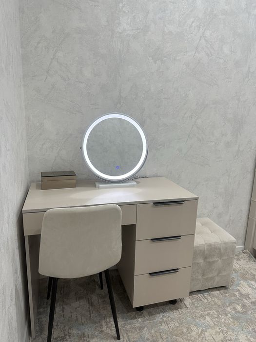 Туалетный и рабочий стол