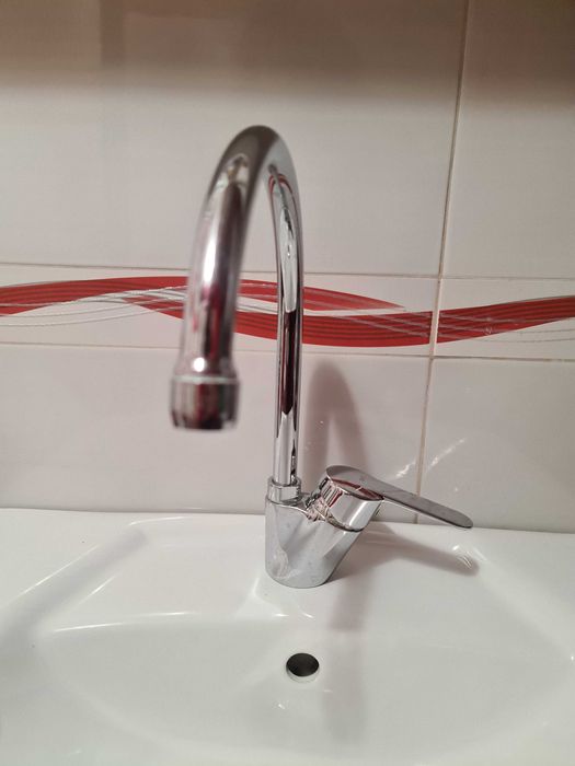 Продавам смесител за баня  за мивка и душ