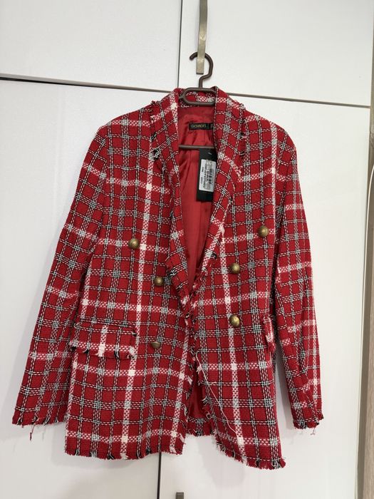 Дамско сако каре в червено – елегантен модел с копчета