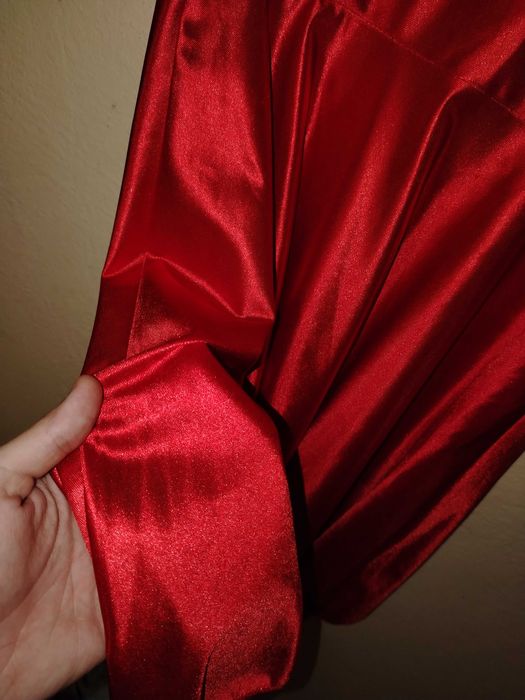 Червена къса рокля