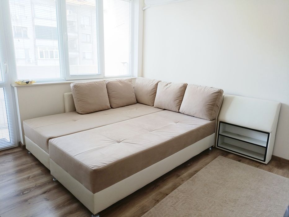 Голям ъглов бежов диван