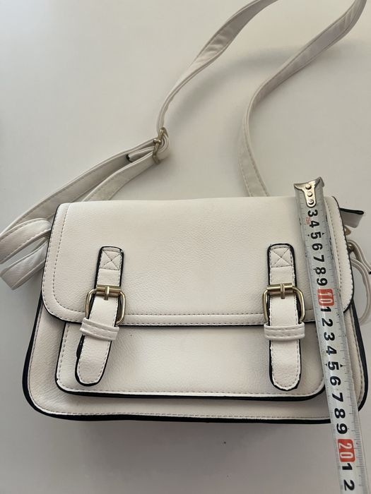 Бяла дамска чанта