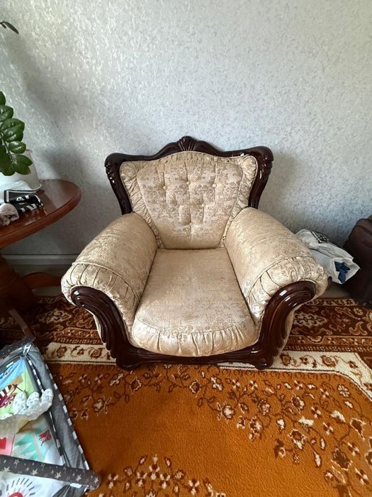 Продам два дивана и кресло