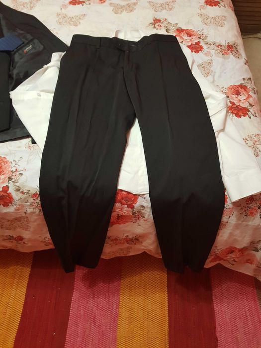 Официален мъжки костюм и риза