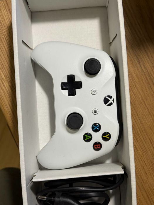 Xbox One S 1TB, 2 геймпада, коробка