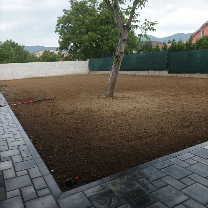 Închiriez tractor cu semănătoare de gazon