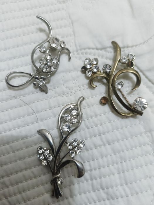 Колье. Брошки и сережка