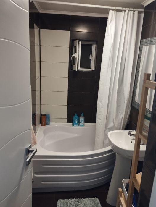 Proprietar - vând apartament 2 camere decomandat, etaj 1, zona  Big, str St.  O. Iosif colț cu Violetelor