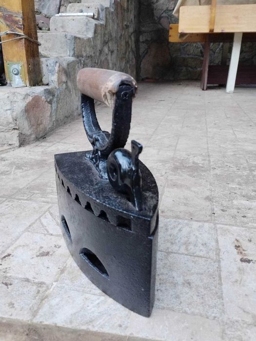 Стара ютия на жар