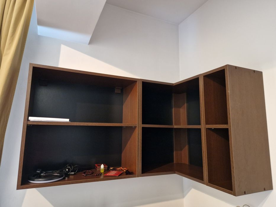 Biblioteca pe colt lemn