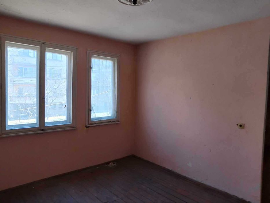 Продава се Тристаен апартамент в Левски - 100 кв.м за 418 €/кв.м - Снимка #2