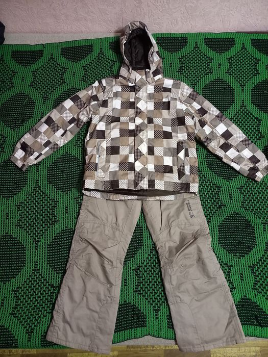 Продается демисезонный костюм