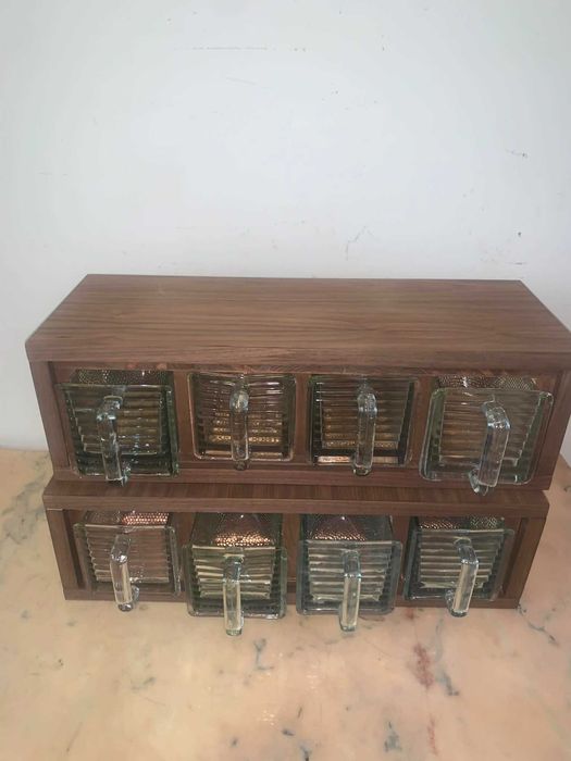 Raft de bucatarie cu pahare de sticla