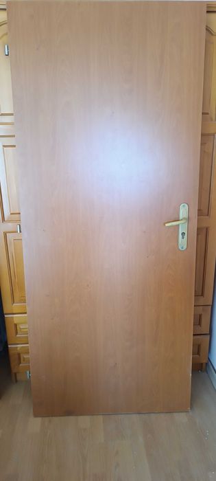 Продавам 2 интериорни дървени врати