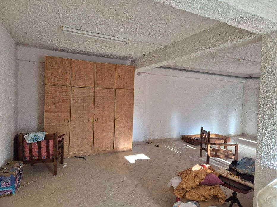 Продава се дясната част на двуетажна къща-близнак с площ 130 м2 в Аспровалта, Гърция