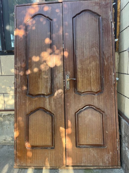 Деревянная дверь