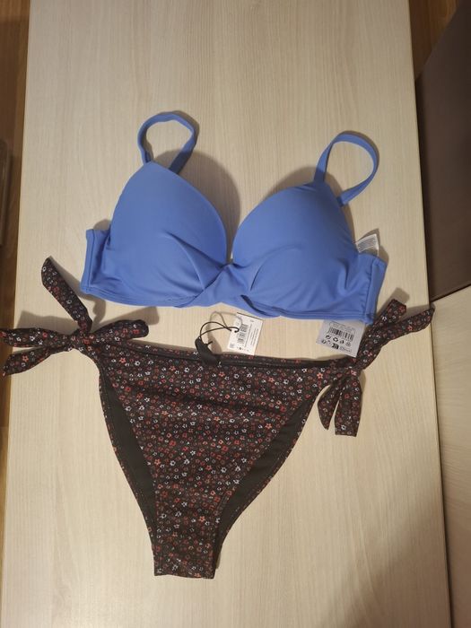 Costum de baie nou cu eticheta