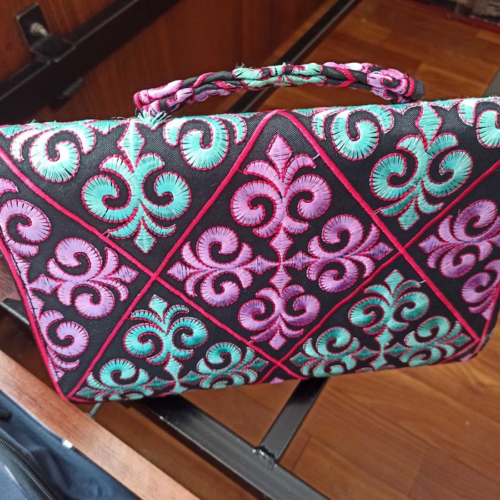 Женская яркая сумочка