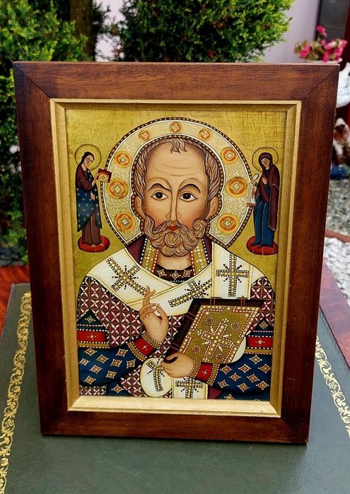 Icoană religioasă pictată pe sticlă.