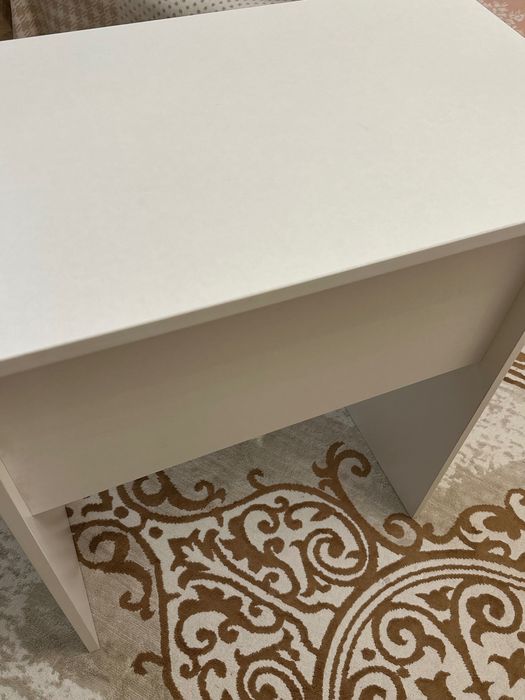 Белый стол в идеальном состоянии