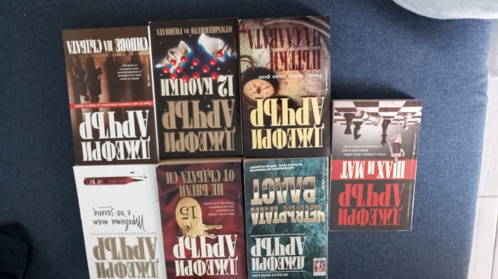 Продавам книги на съвременни автори, като нови.