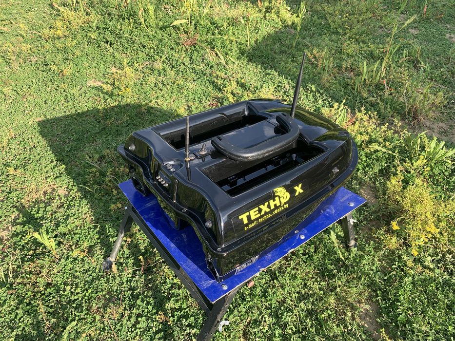 Лодка за захранка Техно-х  с 2 батерии