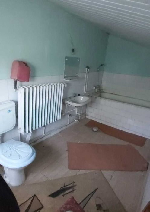 Vand casa veche in centrul localitatii Vladeni