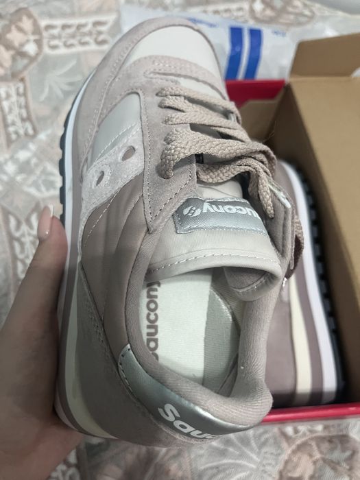 Кроссовки женские