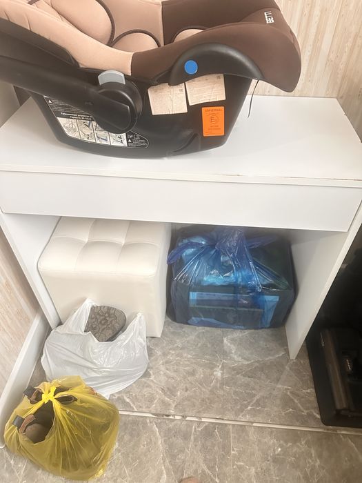 Продам туалетный столик с пуфиком