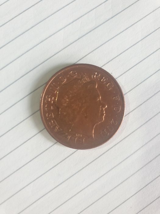 Монети от 2 паунда стерлинги и монета от  2 пенса