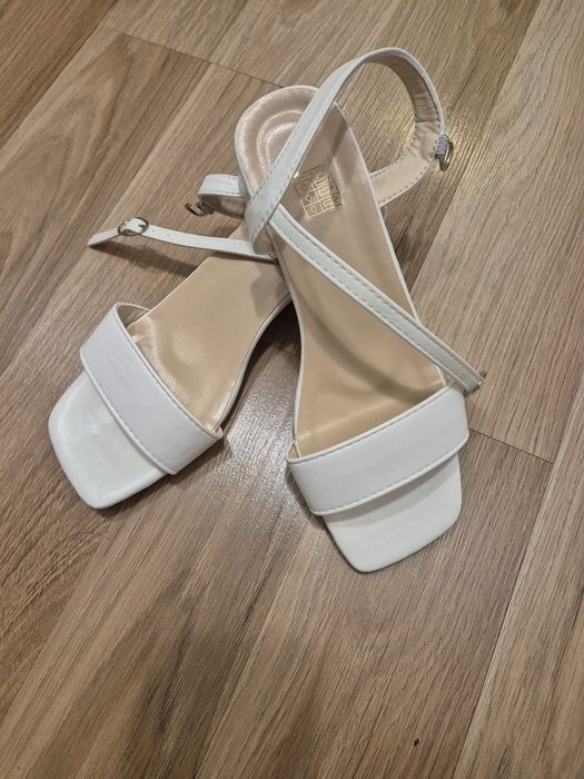 Sandale albe toc mic ( noi)